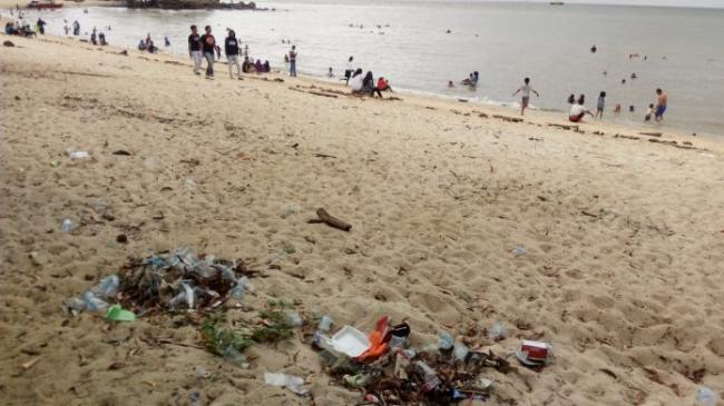 Pasca OTT Karcis, Sampah Berserakan di Pantai Pelawan Karimun 